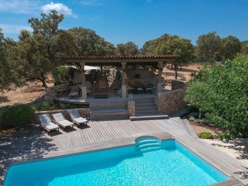 - une piscine avec un kiosque et une maison dans l'établissement Sublime vue sur mer et montagne, à Porto-Vecchio