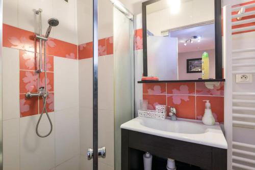 a bathroom with a sink and a shower at Appartement Indépendant en maison à 15 MIN de LYON in Saint-Symphorien-dʼOzon