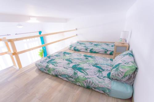 1 dormitorio con 2 camas y 1 litera en GREAT LOFT ATOCHA downtown, en Madrid