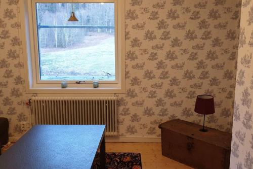 a room with a table and a window at Stort hus i vackra Karl Gustav, när fin bad och fiskesjö och Ullared in Karl Gustav