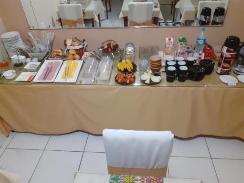 una mesa con un buffet de comida. en Fronteira Hotel, en Santana do Livramento