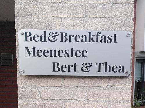 ein Schild an der Seite eines Gebäudes in der Unterkunft Meenestee, Borculo in Borkulo