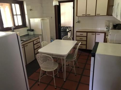 Dapur atau dapur kecil di Espaço Sr Churras famílias são bem vindas Temos berço