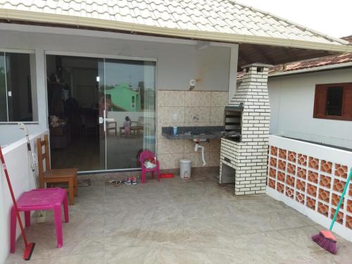 un patio de una casa con chimenea de ladrillo en Linda casa na praia do Santinho, en Florianópolis