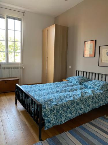 Un dormitorio con una cama con una manta azul. en Duplex house walk to town, en Antibes