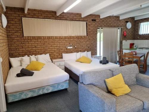 Tempat tidur dalam kamar di Motel Wellington Wodonga