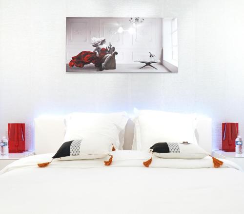Luxury Suite Koksijde 210 - Adult only في كوكسيجدي: غرفة نوم بيضاء مع وسادتين بيضاء على سرير