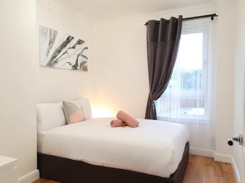 Letto o letti in una camera di Glasgow Comfortable and Modern 3 Bedroom Mid Terraced Villa