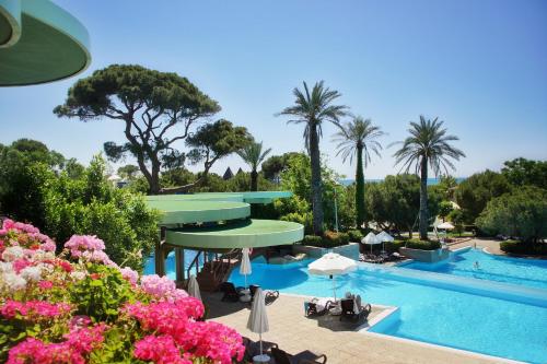 un complejo con piscina y palmeras en Gloria Verde Resort - Kids Concept en Belek