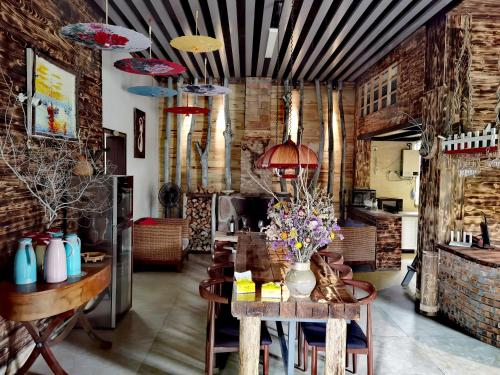 una cucina con tavolo e fiori di Banshan Yard a Ya'an