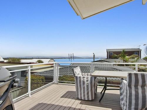 
A balcony or terrace at Penguin Cove - relax on the beach
