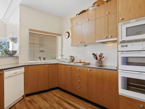 
A kitchen or kitchenette at Penguins Rest - direct beach access from complex
