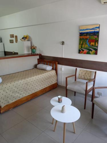 1 Schlafzimmer mit 2 Betten, einem Tisch und Stühlen in der Unterkunft Departamento Pleno Centro de Mendoza, Argentina in Mendoza