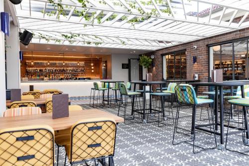 restauracja ze stołami i krzesłami oraz bar w obiekcie The General Gordon w mieście Sydney