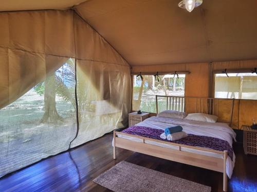 Postel nebo postele na pokoji v ubytování Ara Dinawan Island Resort