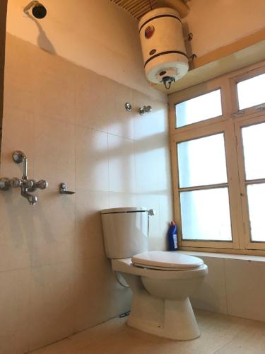 een badkamer met een toilet en een raam bij Sumdo saspotse farmstay in Saspul Gömpa