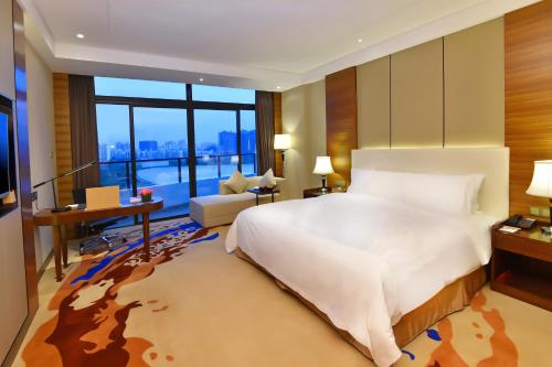 Postel nebo postele na pokoji v ubytování Grand Skylight International Hotel Huizhou