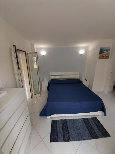 A bed or beds in a room at DEPANDANCE SUL MARE