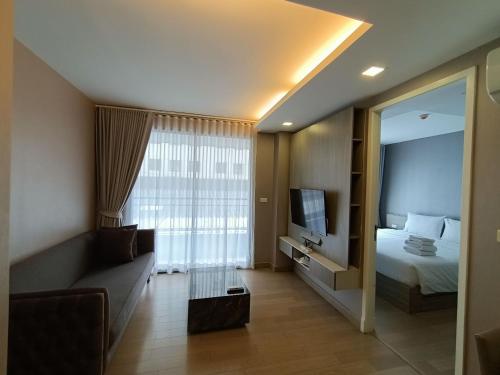una habitación de hotel con una cama y un televisor en 18 Residence, en Bangkok