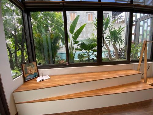 a window seat in a room with a view of trees at Mỡ homestay Cao Bằng in Cao Bằng