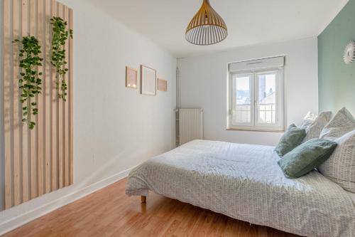a bedroom with a bed and a window at CATTENOM NEW NOVÝ NOWY НОВИЙ - 3 min Parking, Wi-Fi, Nespresso - Repos assuré, calme & confort - Rest guaranteed, quiet & comfy in Hayange