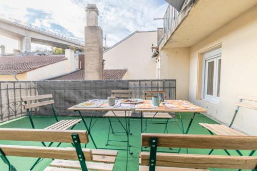 a patio with a table and chairs on a balcony at CATTENOM NEW NOVÝ NOWY НОВИЙ - 3 min Parking, Wi-Fi, Nespresso - Repos assuré, calme & confort - Rest guaranteed, quiet & comfy in Hayange