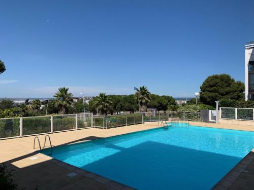 una gran piscina en la parte superior de un edificio en studio mezzanine vue mer terrasse et parking en Sète