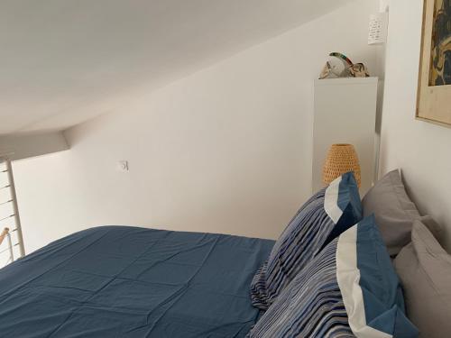 1 dormitorio con 1 cama con edredón azul en studio mezzanine vue mer terrasse et parking en Sète