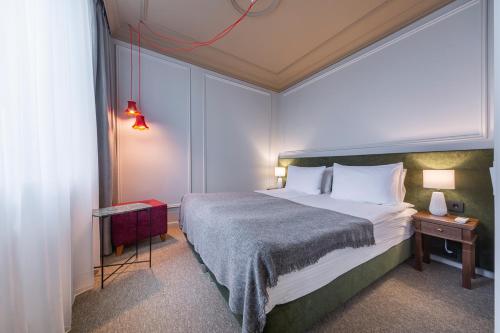 大諾夫哥羅德的住宿－沃爾霍夫酒店，一间卧室,卧室内配有一张大床