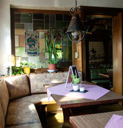 a living room with a table and a couch at Herzog's Ulsterbrücke in Tann