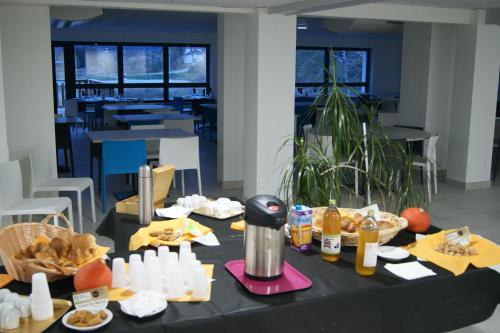 una mesa con comida en una habitación en Le Piroulet, en Vassieux-en-Vercors
