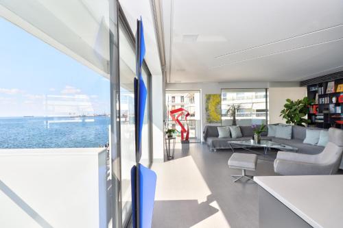 Infinity Sea View Apartment - White Tower Central