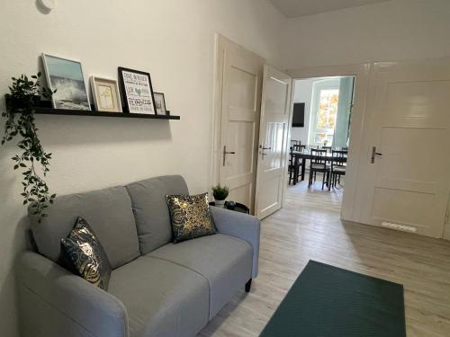 un salon avec un canapé et une salle à manger dans l'établissement Gäste-Liesel Göttingen, à Göttingen
