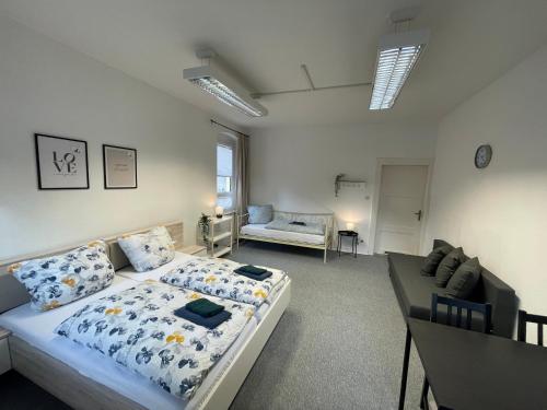 ein Schlafzimmer mit einem Bett und einem Sofa darin in der Unterkunft Gäste-Liesel Göttingen in Göttingen
