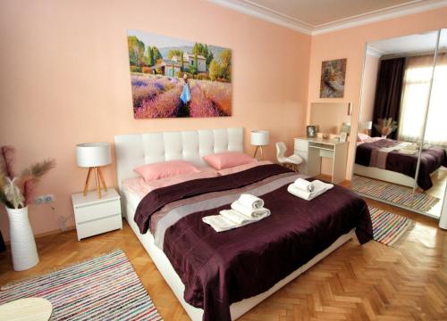 Кровать или кровати в номере Colorful apartment