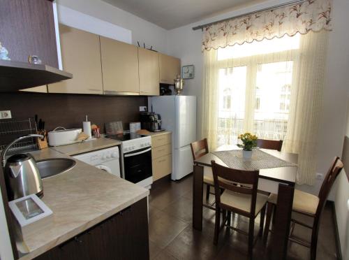 Virtuvė arba virtuvėlė apgyvendinimo įstaigoje Colorful apartment
