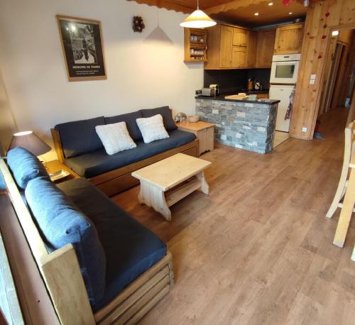 a living room with a couch and a table at Appartement au lac ski aux pieds in Tignes