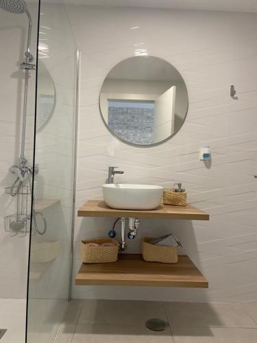 La salle de bains est pourvue d'un lavabo et d'un miroir. dans l'établissement Piso tranquilo,piscina comunitaria.Zona turística, à Costa Teguise