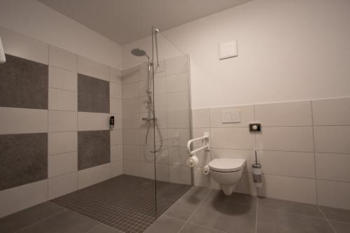 Bathroom sa Central Hotel Wagenfeld