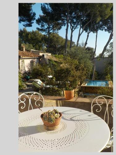 a white table with a bowl of plants on it at FRAROCKA B and B in La Ciotat