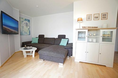 班辛海的住宿－Duenenresidenz Bansin，客厅配有沙发和桌子