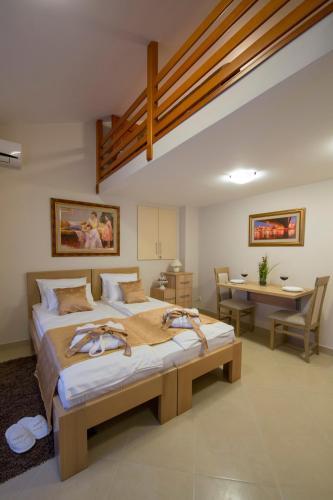 Llit o llits en una habitació de Apartments Jevtic
