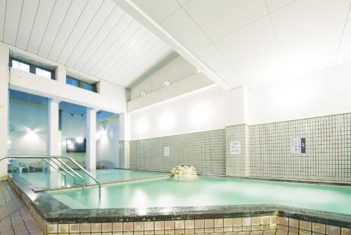 a large pool of water in a swimming pool at るり渓 フォレストヴィラ in Nantan city