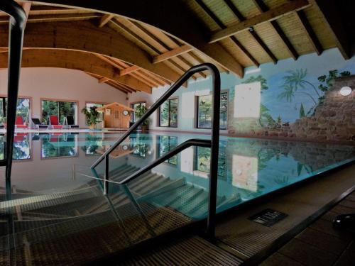 una piscina con escaleras que conducen a un edificio en Hotel-Pension Flechsig, en Hartmannsdorf