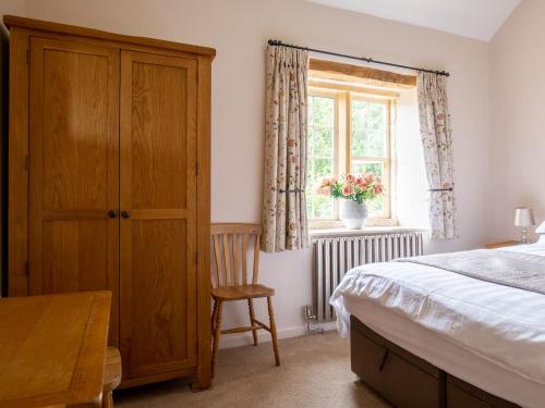 Ένα ή περισσότερα κρεβάτια σε δωμάτιο στο Honeysuckle Cottage