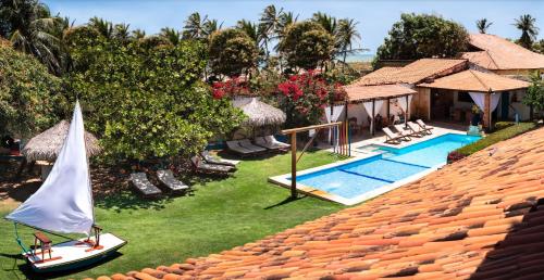 an aerial view of a house with a swimming pool at Pousada & Food 3 Abelhas in Cumbuco