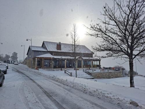 un edificio en una calle cubierta de nieve en Alojamento de montanha, en Penhas da Saúde