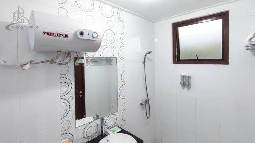 Ett badrum på Atmosfer Guest House Sentul
