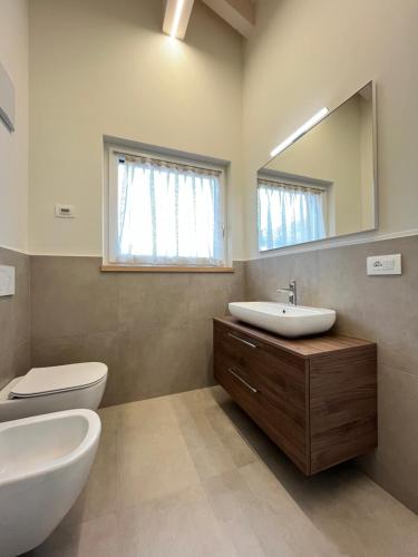 Et badeværelse på Appartamenti Penasa Renato