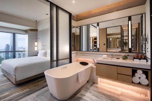 Postel nebo postele na pokoji v ubytování Crowne Plaza Shenzhen Nanshan by IHG